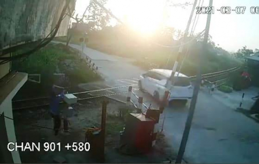 Clip vụ tai nạn đường sắt ở Quảng Ngãi làm bé trai 1 tuổi chết thảm: Gác chắn chưa được kéo xuống kịp thời