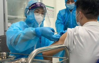 Đang tiêm ngừa COVID-19 cho nhân viên y tế Bệnh viện Bệnh Nhiệt đới Trung ương và Hải Dương