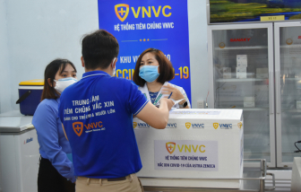 Lô vắc-xin ngừa COVID-19 đã đến Bệnh viện Bệnh nhiệt đới, chuẩn bị tiêm cho y, bác sĩ