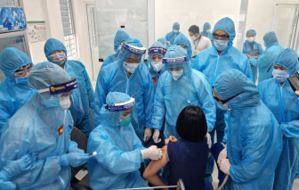 Nữ điều dưỡng chia sẻ cảm xúc khi tiêm mũi vắc xin COVID-19 đầu tiên