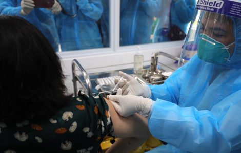 7.235 người được tiêm vắc xin COVID-19 trong đợt đầu tiên của Hà Nội là ai?