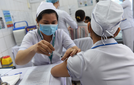 50 y, bác sĩ của Bệnh viện Bệnh nhiệt đới TPHCM đã hoàn thành tiêm vắc-xin ngừa COVID-19