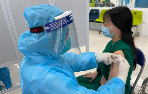 377 người đã được tiêm vắc xin COVID-19 trong ngày đầu tiên