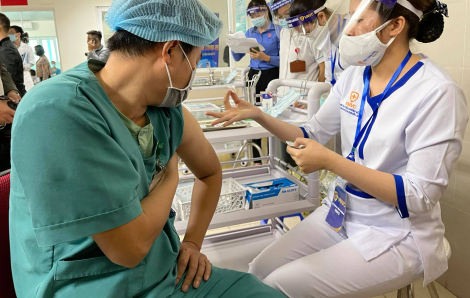 Bệnh viện Thanh Nhàn tiêm ngừa COVID-19 cho 30 nhân viên y tế đầu tiên