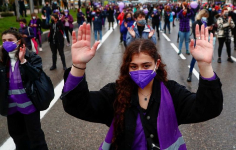 Hàng ngàn phụ nữ tụ tập đòi bình đẳng, lên án bạo lực ở Tây Ban Nha
