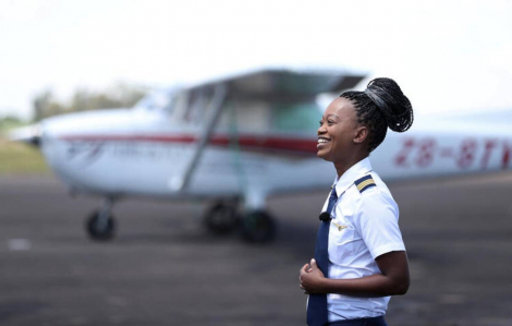 Nữ phi công trực thăng da màu đầu tiên của Nam Phi phá rào cản định kiến