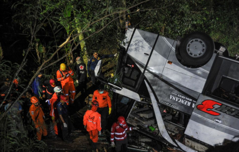 Xe buýt chở học sinh rơi xuống vực ở Indonesia khiến 29 người tử vong