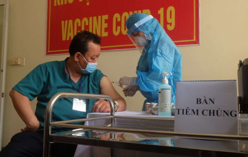 Đà Nẵng, Khánh Hòa tiêm vắc-xin COVID-19 cho nhân viên y tế, 7 người phản ứng nhẹ