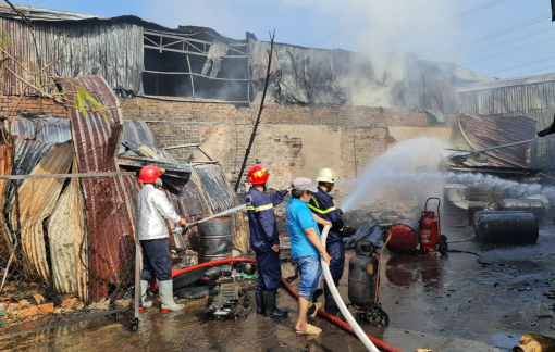 Hàng chục người trong nhà trọ tháo chạy khi lửa từ kho xưởng lan sang
