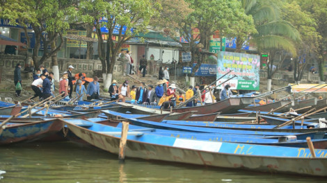 Du khách tấp nập đổ về chùa Hương ngày mở cửa