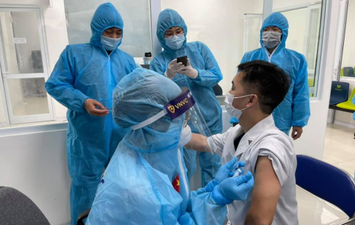 Hơn 5.000 người Việt Nam đã được tiêm vắc-xin  ngừa COVID-19