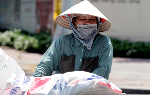 Người Sài Gòn mệt mỏi mưu sinh trong nắng nóng