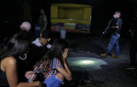 Cảnh sát Brazil đột kích bữa tiệc bất hợp pháp hơn 600 người