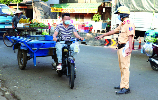 Cảnh sát giao thông TPHCM ra quân dẹp xe “mù”