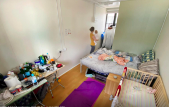 Trẻ sơ sinh cũng bị cách ly vì nhiễm COVID-19: Bố mẹ hoảng loạn và tức giận