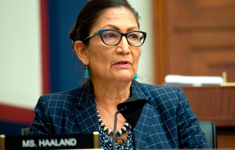 Bà Deb Haaland trở thành người Mỹ bản địa đầu tiên trong lịch sử giữ chức bộ trưởng