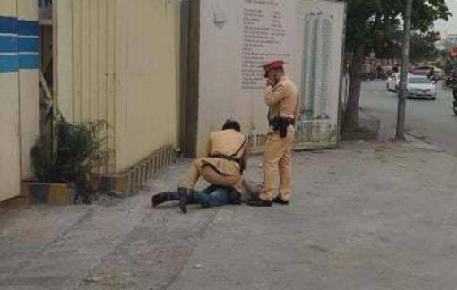 Tài xế say xỉn, xin bỏ qua không được liền đấm vào mặt CSGT