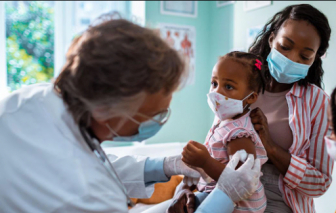 Tiêm chủng COVID-19 cho trẻ em: Kẻ thuận, người chống