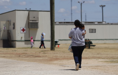 Số trẻ em vượt biên vào Mỹ tăng mạnh dẫn đến quá tải các trại tập trung