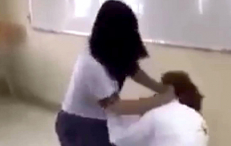 Hai nữ sinh lớp 10 trường THPT Phan Đăng Lưu đánh bạn, trường kỷ luật 15 học sinh