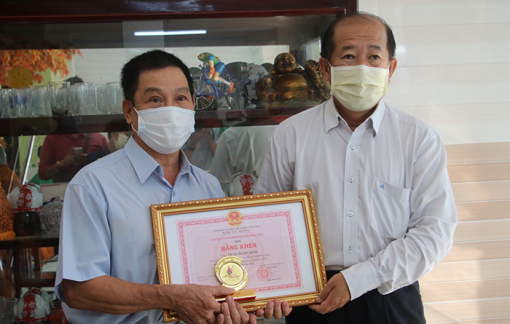 Đồng Tháp khen thưởng người báo tin trường hợp nhập cảnh trái phép nhiễm COVID-19