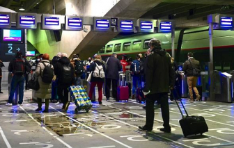 Người dân ồ ạt rời khỏi Paris khi lệnh phong tỏa được thực hiện