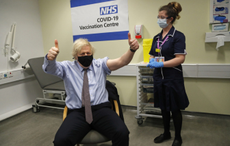 Anh đạt cột mốc quan trọng trong chiến dịch tiêm chủng vắc-xin COVID-19