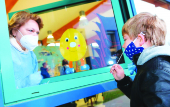 Thế giới đối mặt đợt 
bùng phát COVID-19 mới