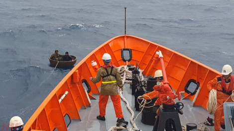 Cứu nạn kịp thời 2 thuyền viên ôm thuyền thúng lênh đênh trên biển suốt gần 2 giờ