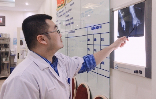Bé gái 2 tuổi bị nghiền nát tay vì nghịch máy xay hoa quả