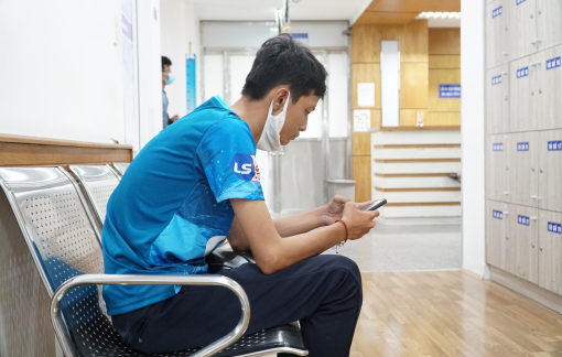 Video: Người hâm mộ chờ tin, bác sĩ chia sẻ về ca mổ cứu chân của Đỗ Hùng Dũng