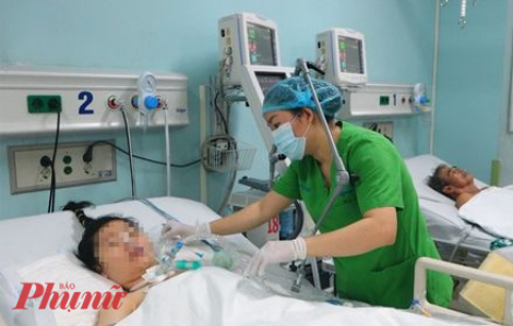Khẩn cấp chuyển thuốc từ Hà Nội vào TPHCM cứu 2 người ngộ độc patê chay