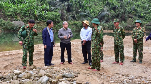 Cận cảnh tìm kiếm 11 nạn nhân mất tích ở bãi bồi bên trái suối Rào Trăng