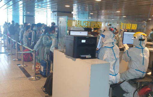 Chuyến bay thương mại quốc tế đầu tiên về Việt Nam sau nhiều tháng ngừng vì dịch COVID-19