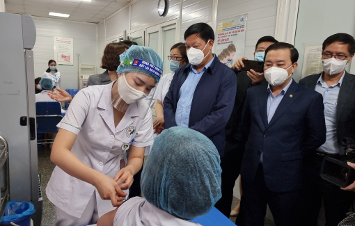 Hà Nội tiêm vắc-xin COVID-19 cho gần 7.000 người, có 12 trường hợp phản vệ