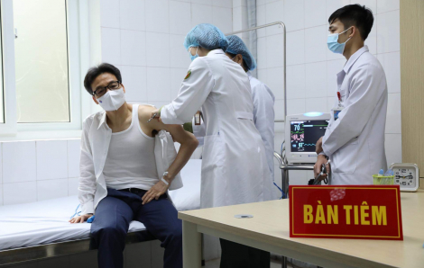 Phó thủ tướng Vũ Đức Đam tiêm thử nghiệm vắc-xin phòng COVID-19 của Việt Nam