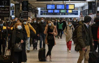 Pháp tăng cường kiểm soát du lịch khi số ca mắc COVID-19 tăng đột biến