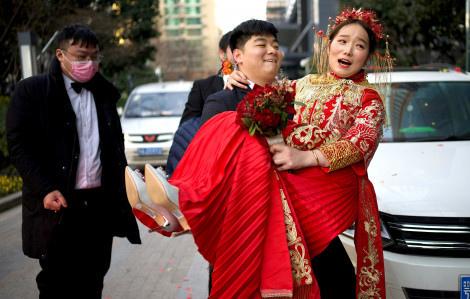 Trung Quốc: Cấm những trò chơi phá rối dung tục trong đám cưới truyền thống