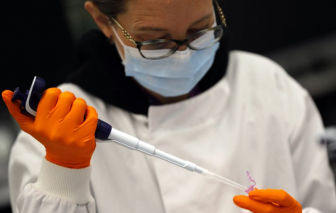 Anh dẫn đầu thế giới trong cuộc đua giải mã trình tự gen SARS-CoV-2