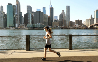 Khẩu trang, vắc-xin vẫn rất cần khi đại dịch lắng xuống