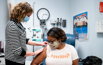 Vắc-xin COVID-19 giảm 80% nguy cơ nhiễm bệnh chỉ sau liều đầu tiên