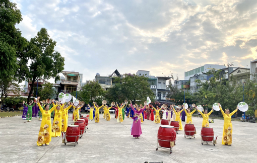 Duyên dáng và tài năng cùng áo dài