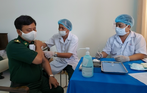 Bắt đầu tiêm vắc-xin ngừa COVID-19 cho bộ đội biên phòng biên giới Tây Nam