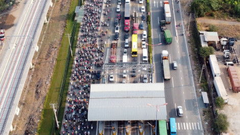 Ngày đầu thu phí xa lộ Hà Nội: Tài xế chưa quen, ùn tắc nghiêm trọng giờ cao điểm