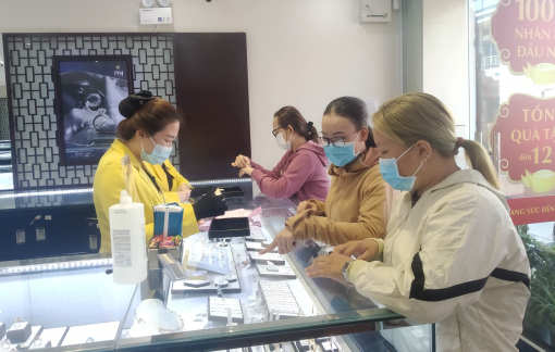 Giá vàng thế giới tăng mạnh, trong nước "loạn'' giá