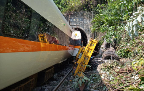 Đoàn tàu trật bánh trong đường hầm tại Đài Loan làm ít nhất 24 người thương vong.