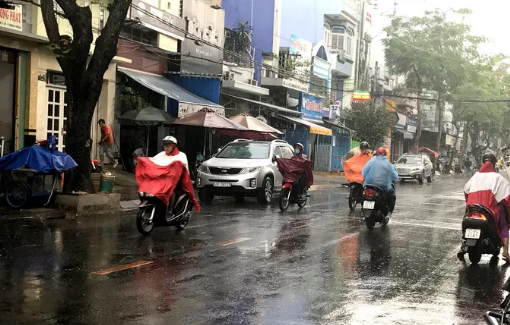 TPHCM: Vì sao trời đang nắng nóng, mưa bất ngờ trút xuống?