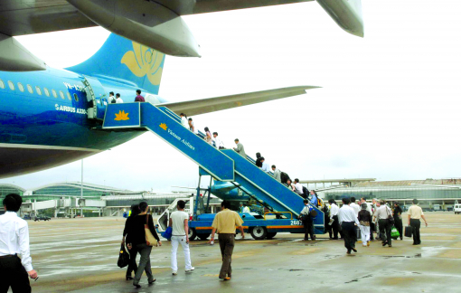 Đề xuất áp giá sàn vé máy bay: Sai luật, vi phạm quyền lợi của người tiêu dùng