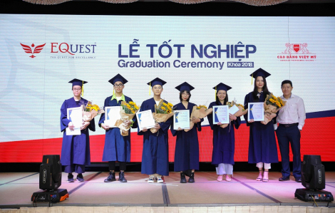 Trao tặng 16 suất học bổng với tổng giá trị 100 triệu đồng cho các tân khoa suất sắc tại lễ tốt nghiệp của Trường cao đẳng Việt Mỹ