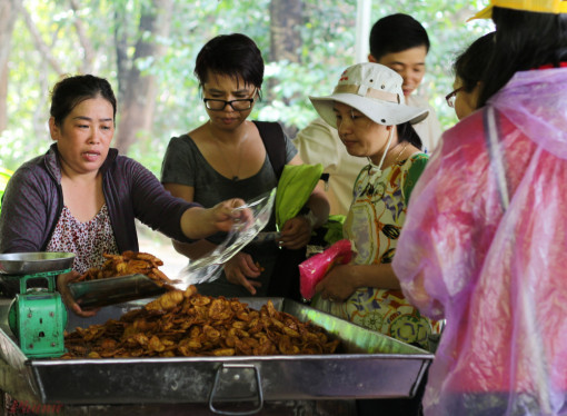 Lên đỉnh Chứa Chan mua ký chuối sấy